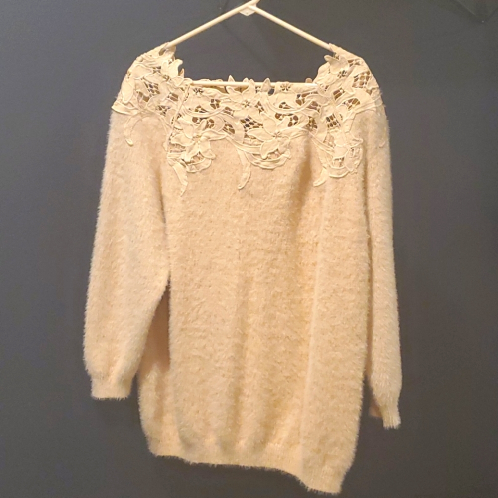Baevely size Large cream sweater